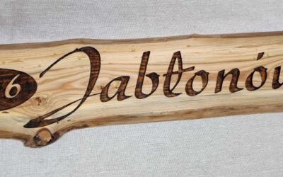 Drewniane szyldy reklamowe Artmatt w Warszawie – naturalna reklama dla Twojej firmy